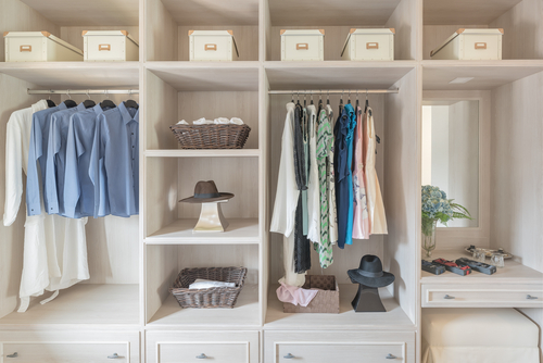 Who offers fully customized custom closets in Rhode Island